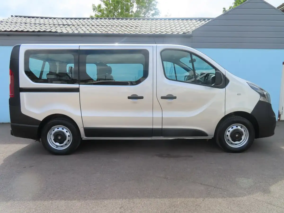 2017-vauxhall-vivaro-16cdti-2900-l1h1-95pseu6-ss-9-seats-combi-big-18