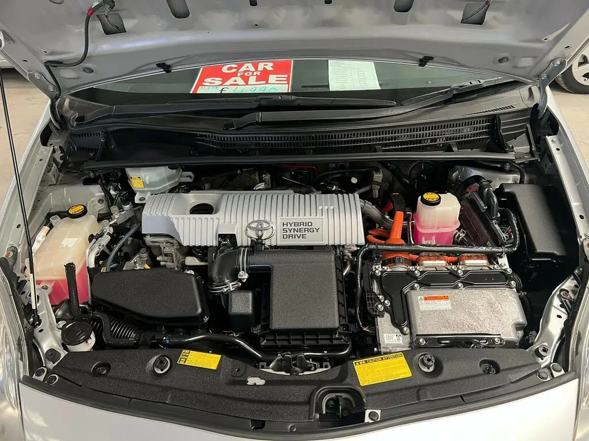 2010-toyota-prius-big-32