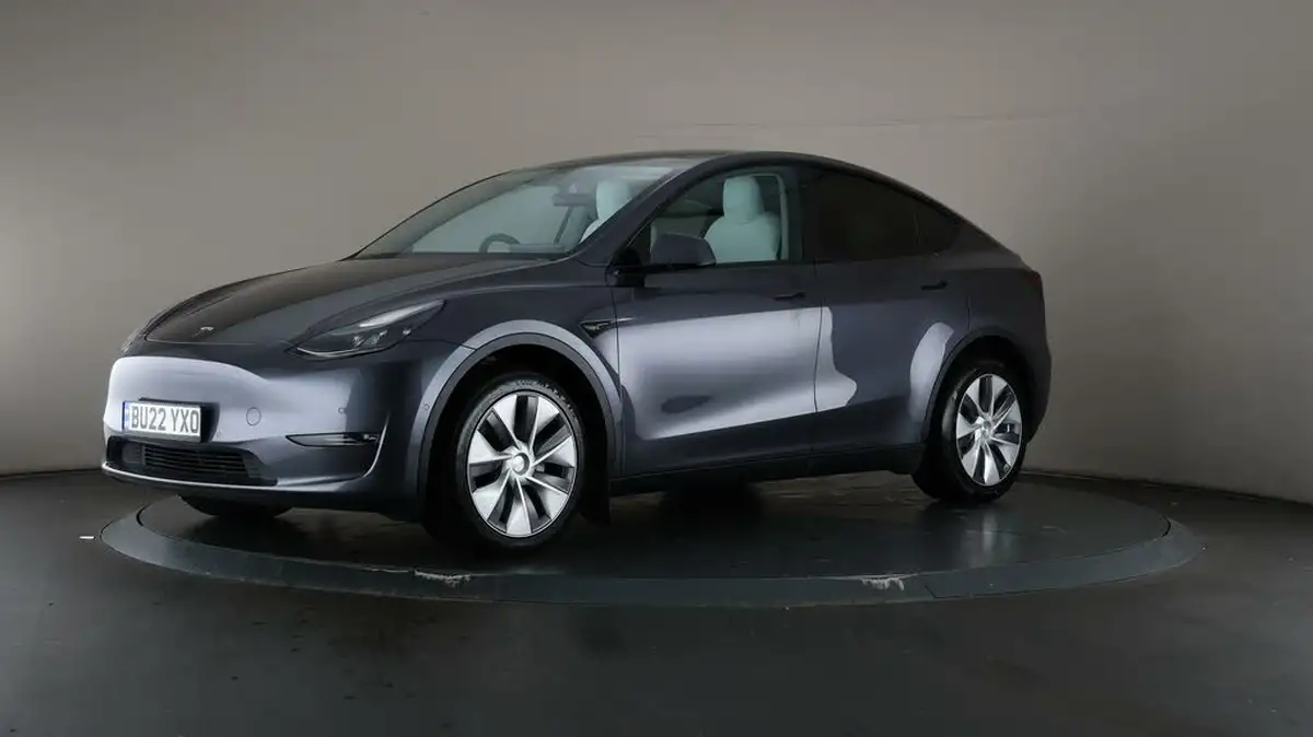 2022-tesla-model-y-e-long-range-big-35