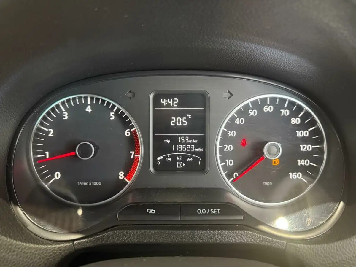 2010-volkswagen-polo-12-se-60ps-3d-big-11
