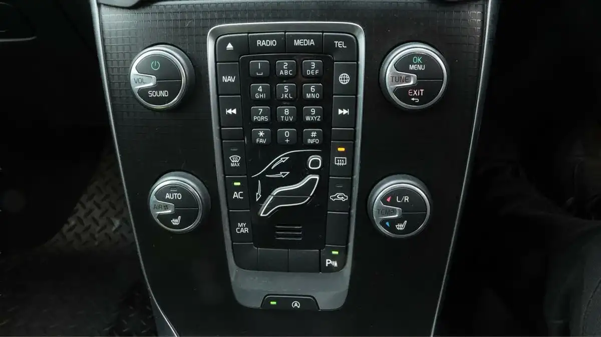 2018-volvo-v40-20-t3-r-design-nav-plus-big-12