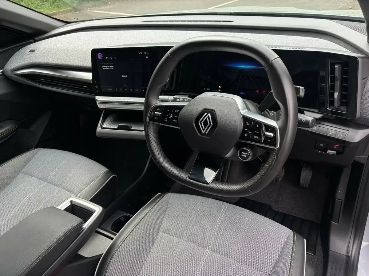2024-renault-megane-e-tech-e-techno-big-11