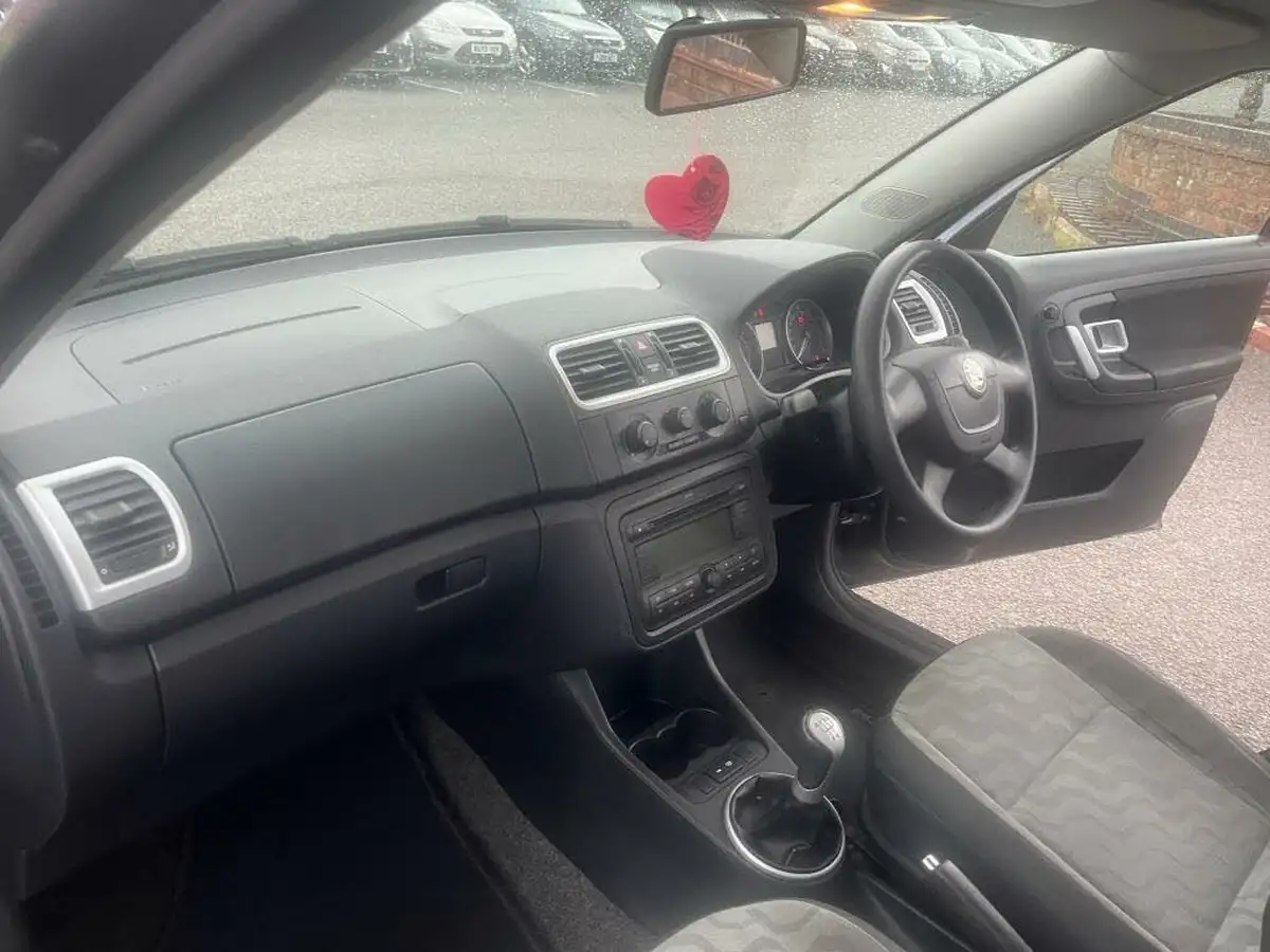 2009-skoda-fabia-14td-greenline-hatchback-big-12