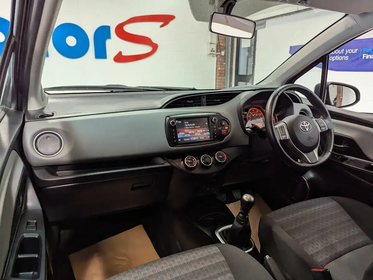 2016-toyota-yaris-133-icon-vvt-i-5d-big-5