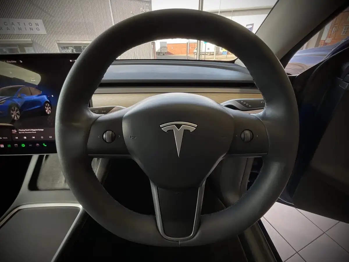 2022-tesla-model-y-e-long-range-big-23