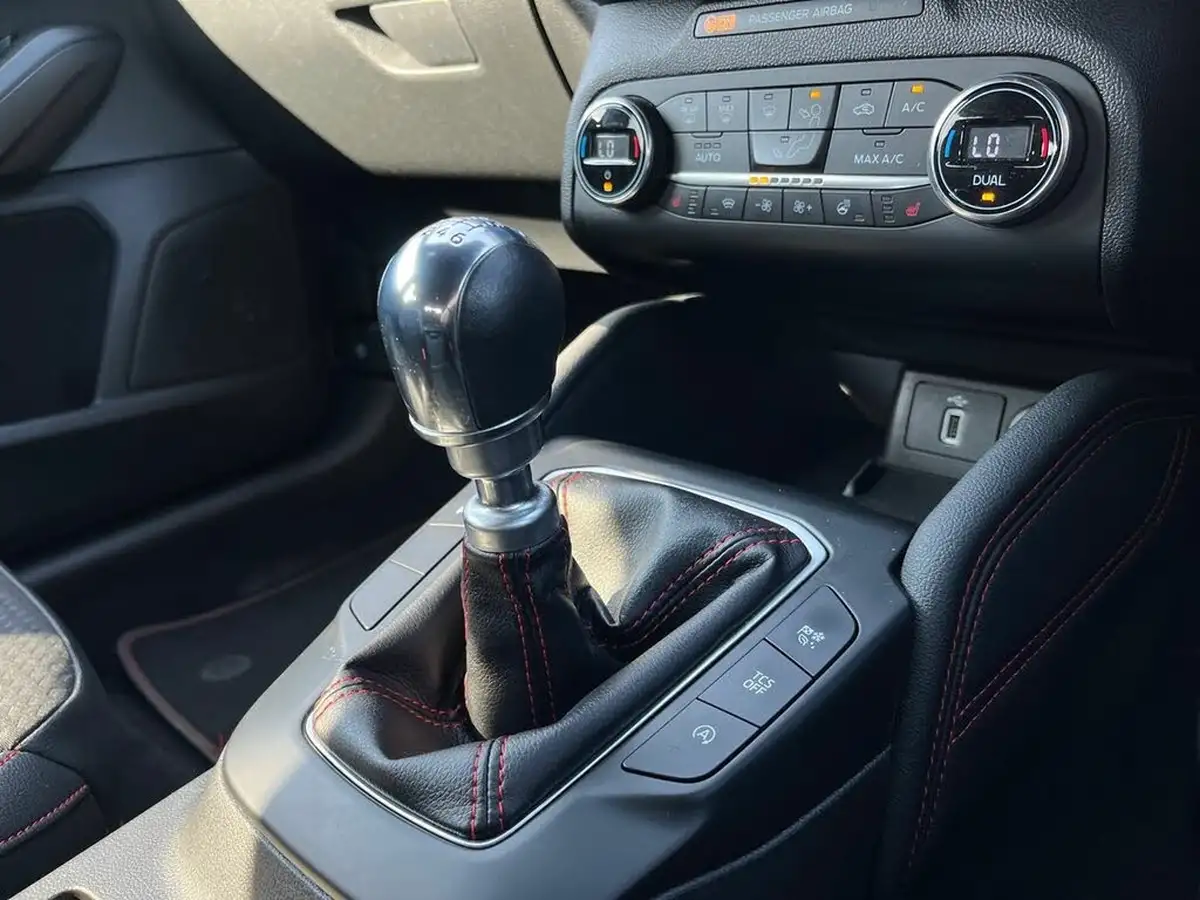 2020-ford-focus-15-st-line-x-hatchback-big-16