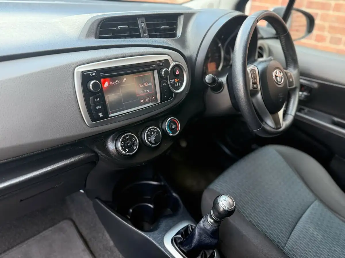 2012-toyota-yaris-133-tr-vvt-i-5d-big-35