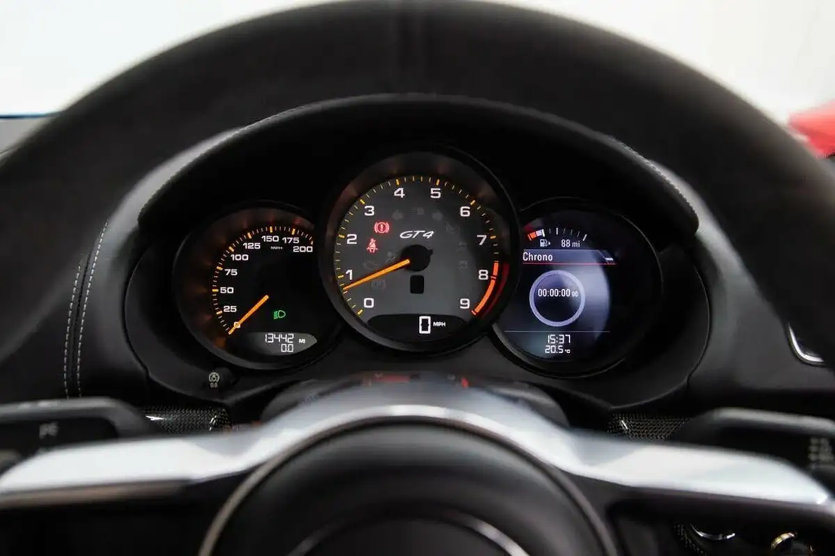 2016-porsche-cayman-38-gt4-big-33