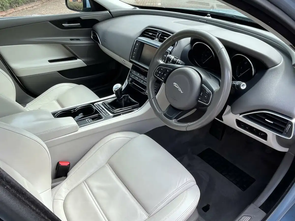 2016-jaguar-xe-20d-prestige-163ps-big-33