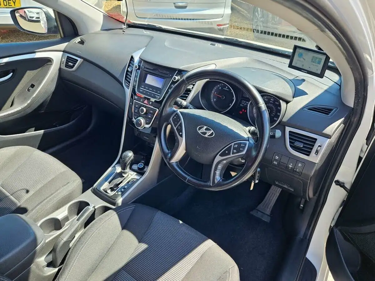 2014-hyundai-i30-16crdi-active-110ps-hatchback-5d-auto-big-14