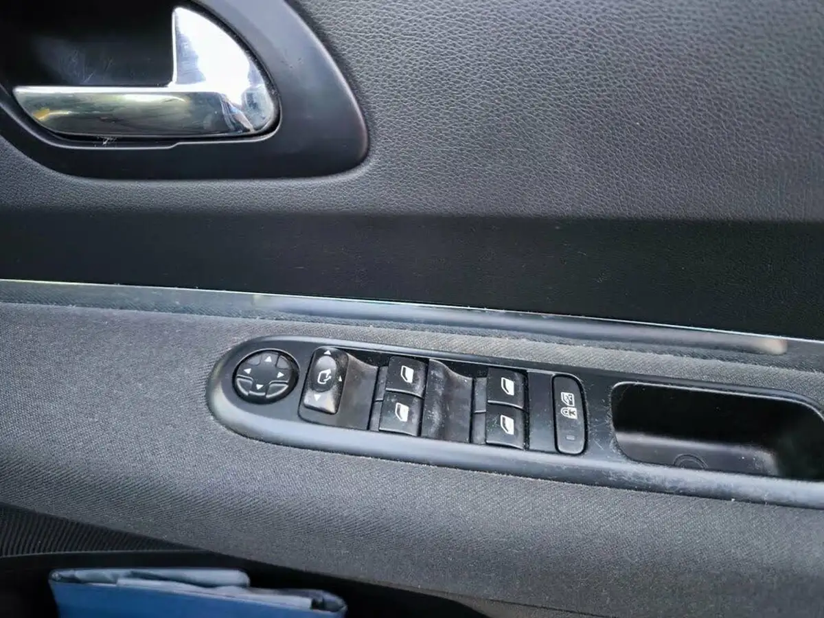 2014-peugeot-3008-crossover-16hdi-active-big-24