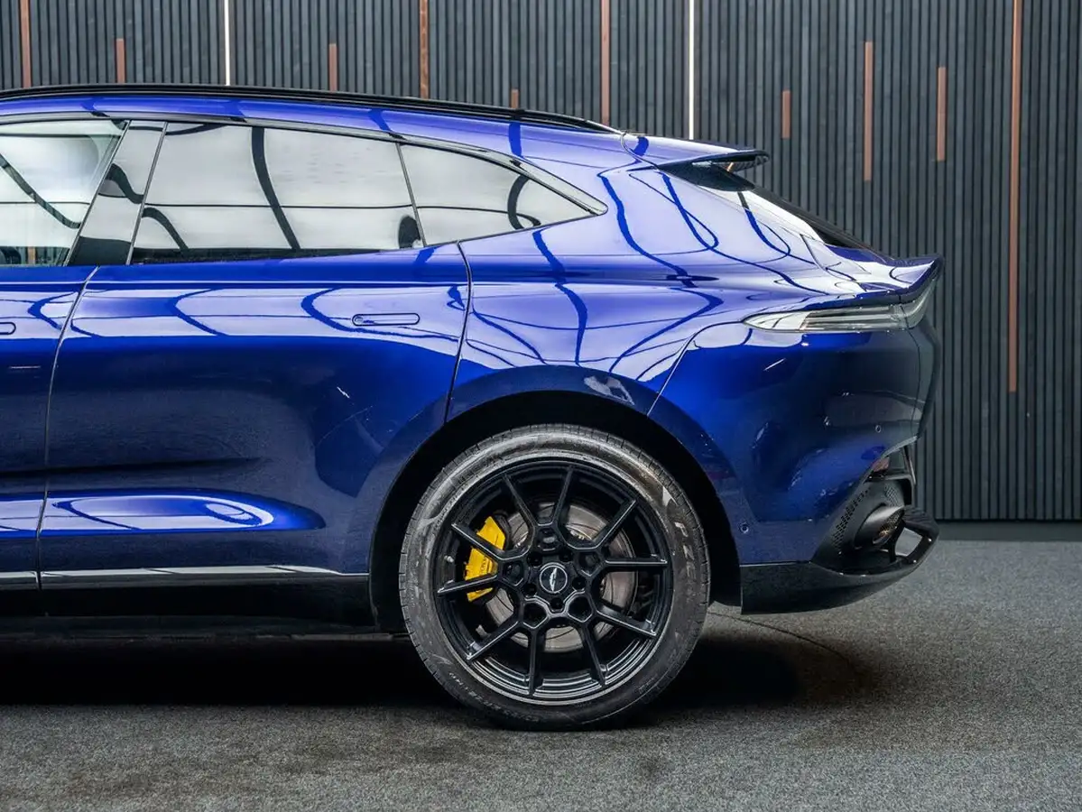 2021-aston-martin-dbx-40-v8-big-16