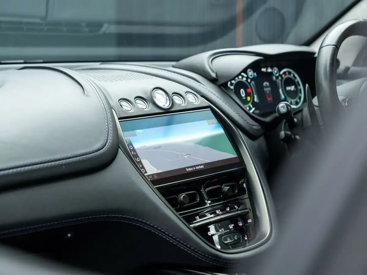 2021-aston-martin-dbx-40-v8-big-40