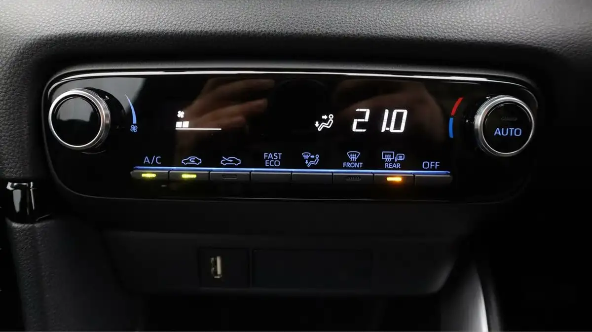 2023-toyota-yaris-15-vvt-i-icon-big-12