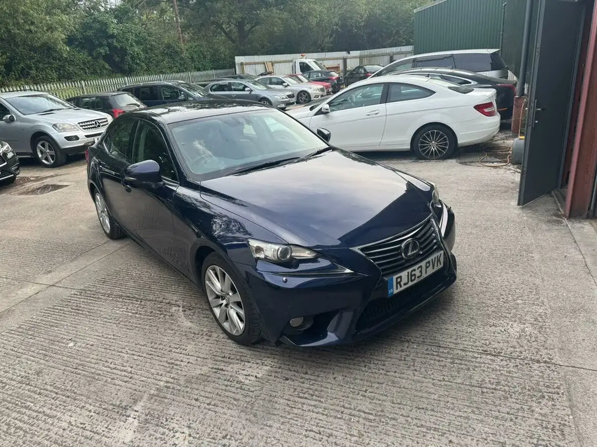 2013-lexus-is-300h-25-luxury-big-2