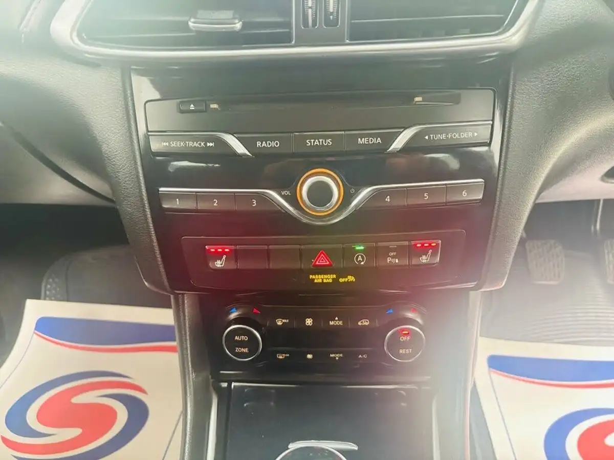 2016-infiniti-q30-15d-se-big-14