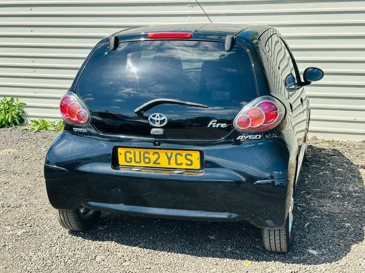 2012-toyota-aygo-10-aygo-fire-5d-big-13