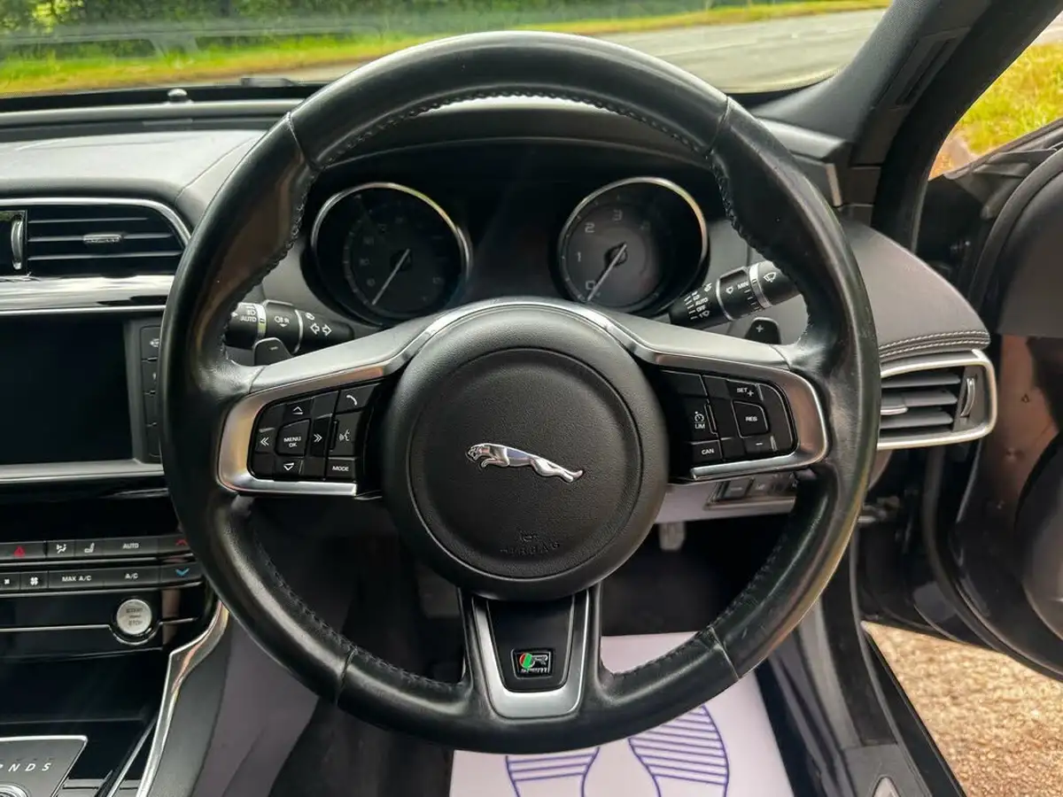 2016-jaguar-xe-20d-r-sport-163ps-auto-big-44