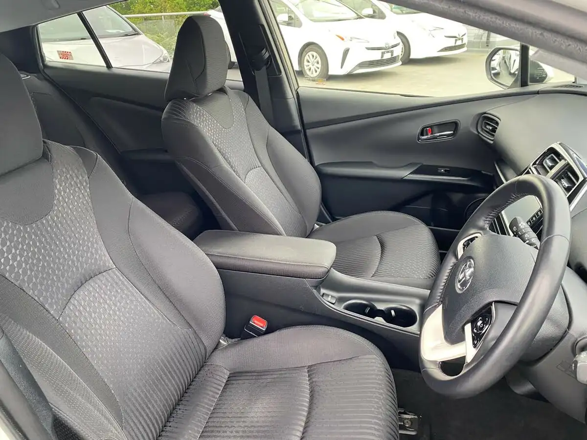 2017-toyota-prius-big-21