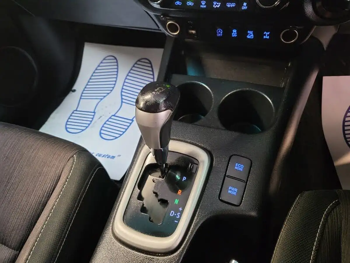 2018-toyota-hi-lux-24d-invincible-ss-auto-big-6