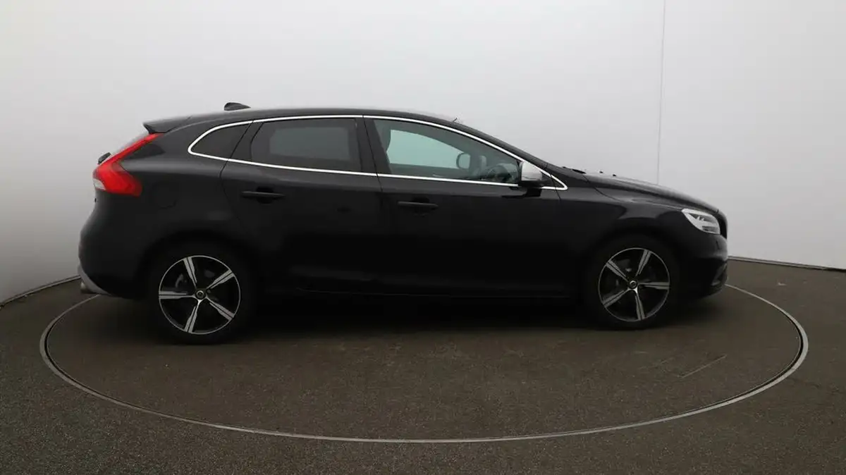 2019-volvo-v40-20-t2-r-design-edition-big-49