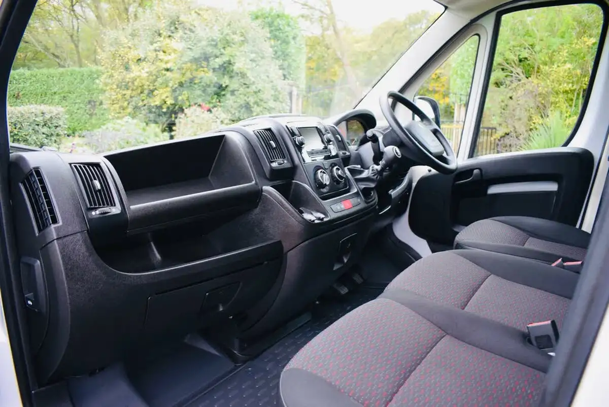 2022-peugeot-boxer-22-bluehdi-professional-435-l4-h2-big-3
