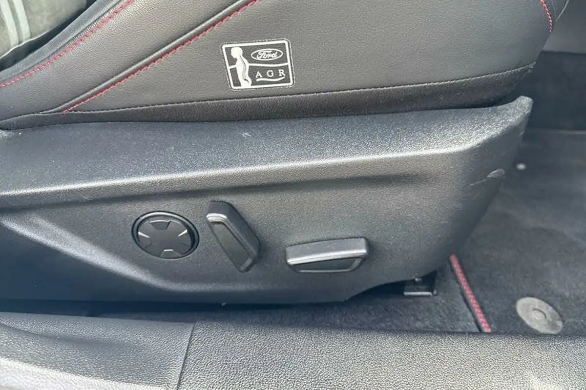 2022-ford-focus-23t-st-hatchback-big-21