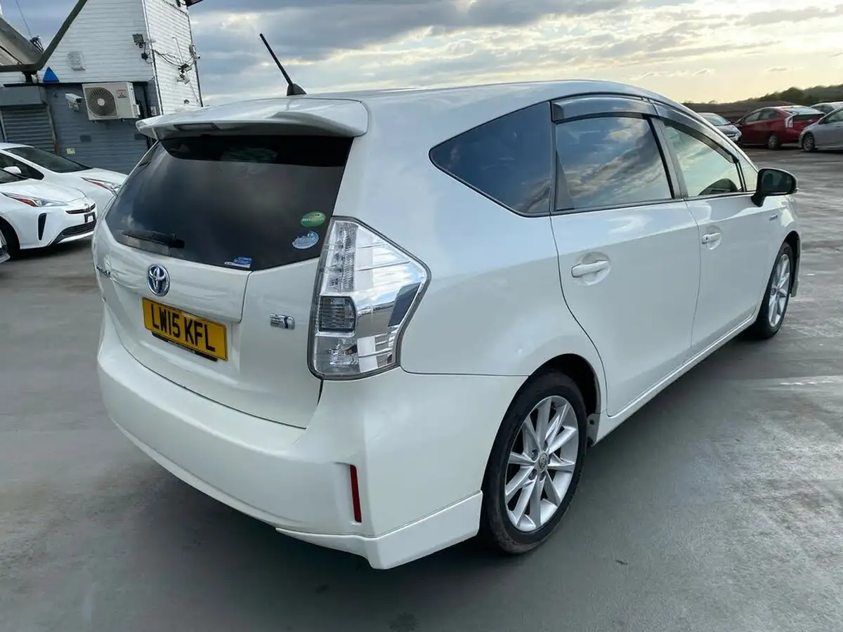 2015-toyota-prius-big-12