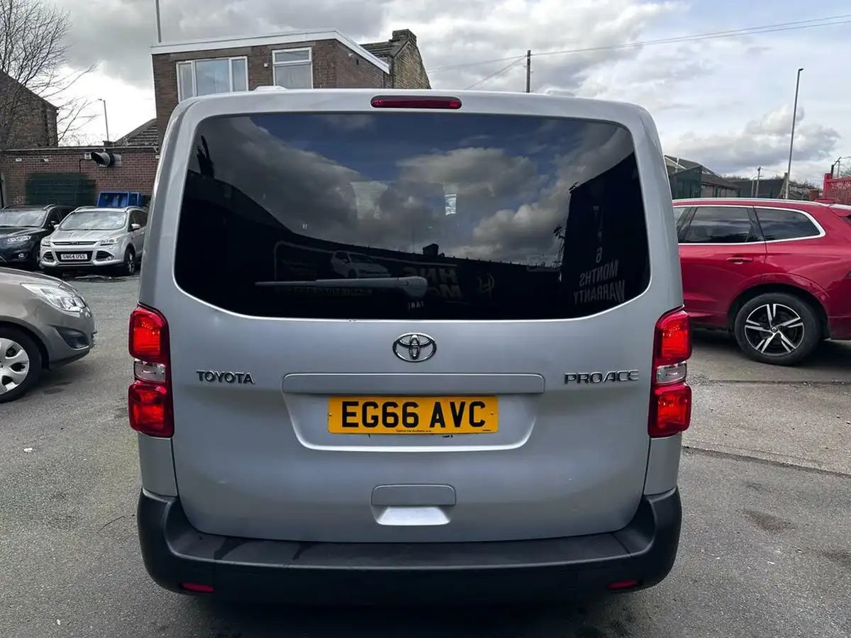 2017-toyota-proace-verso-16d-shuttle-big-8