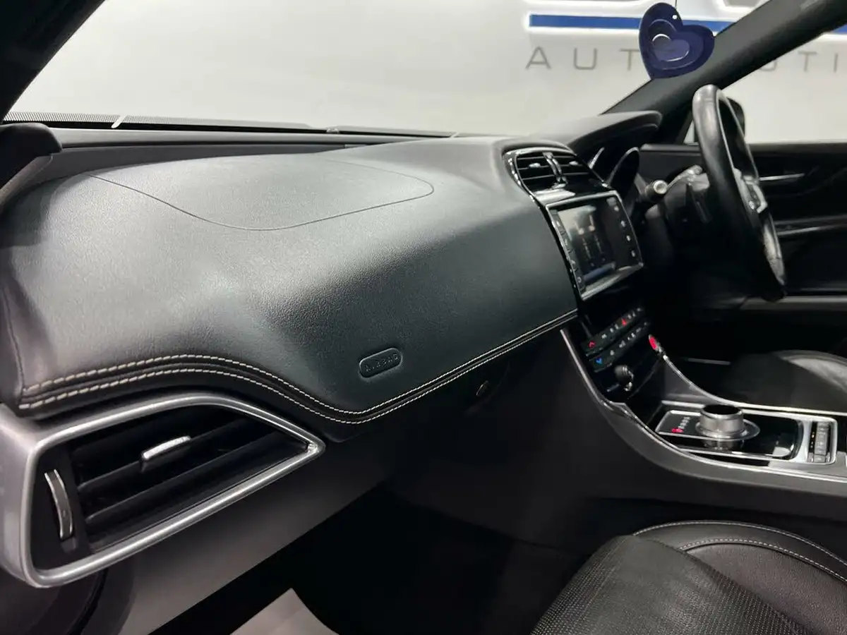 2015-jaguar-xe-20td-r-sport-180ps-auto-big-51