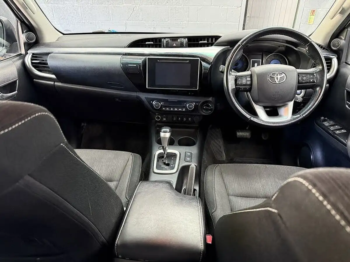 2018-toyota-hi-lux-24d-invincible-ss-auto-big-37