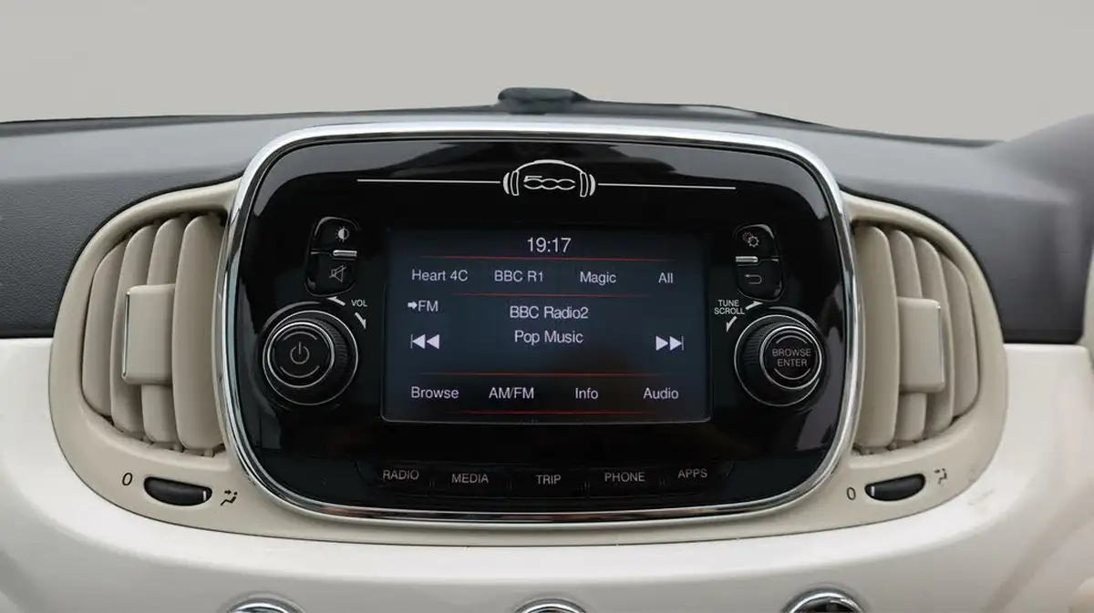 2018-fiat-500-12-lounge-big-10