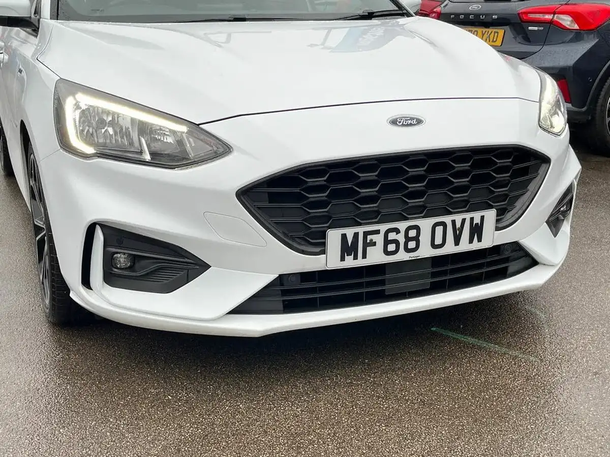2018-ford-focus-15-st-line-x-hatchback-big-18