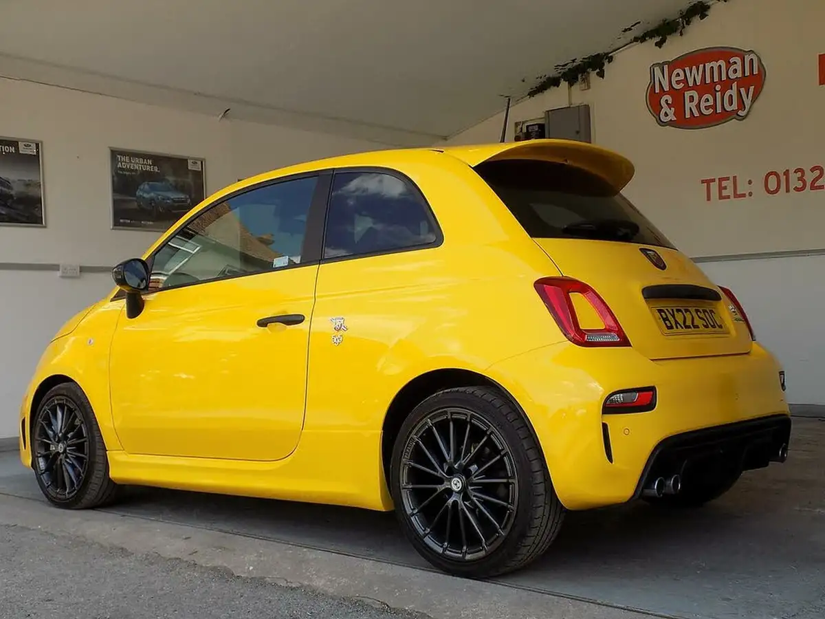 2022-abarth-595-14-tjet-competizione-big-10