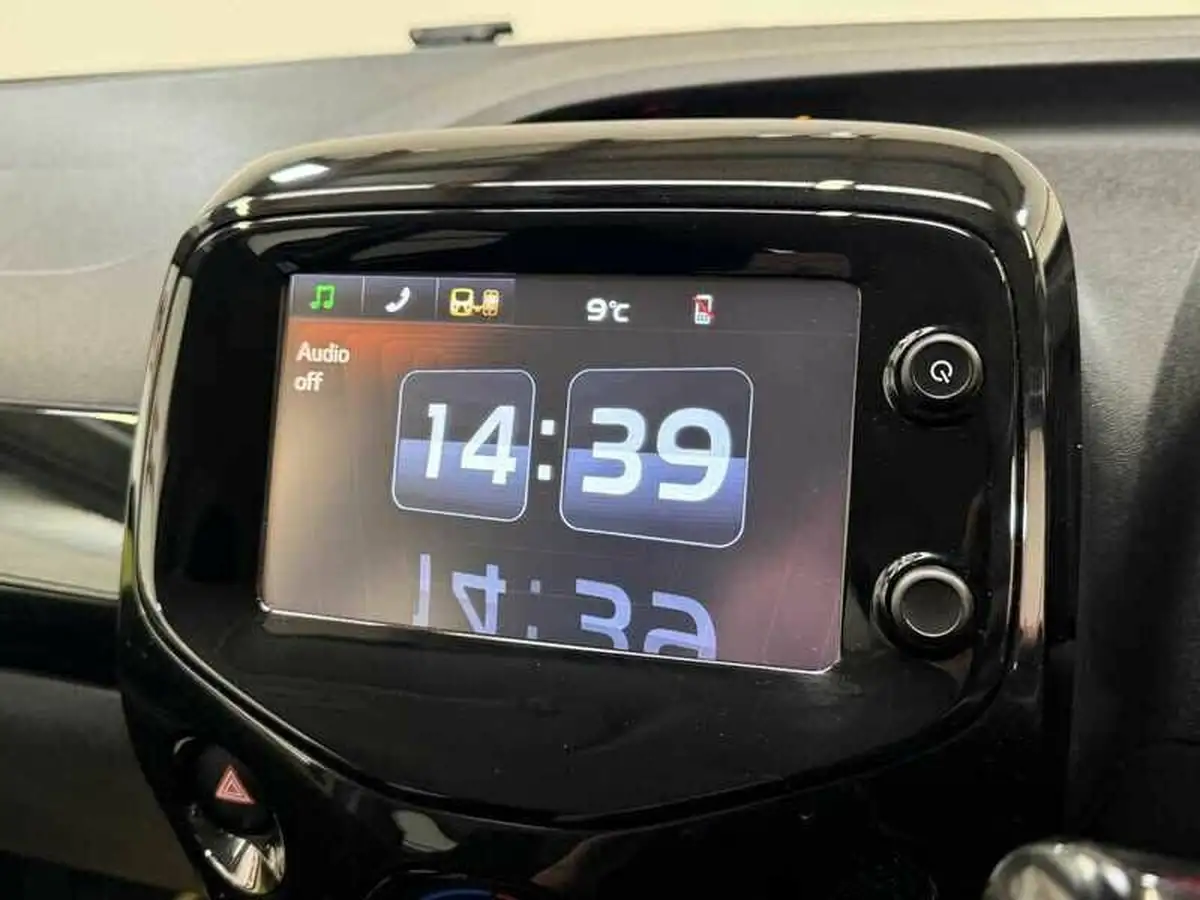 2017-toyota-aygo-10-vvt-i-x-cite-3-bi-tone-yellow-5d-big-18