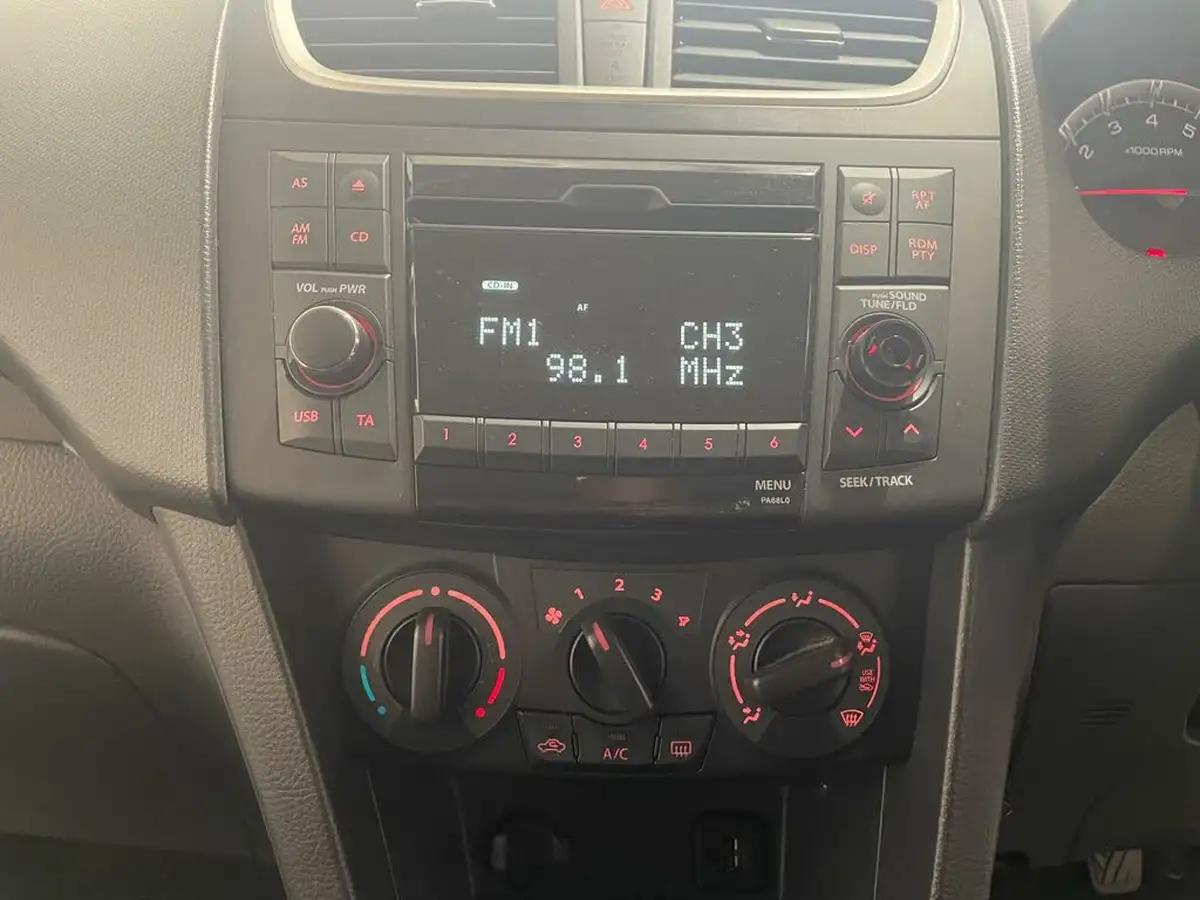 2012-suzuki-swift-12-attitude-3d-big-34