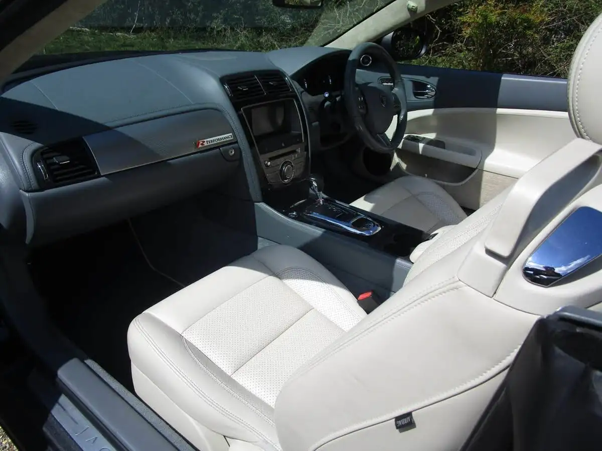 2010-jaguar-xkr-big-27