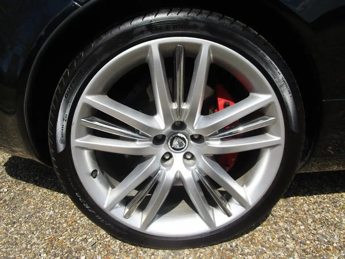 2010-jaguar-xkr-big-3