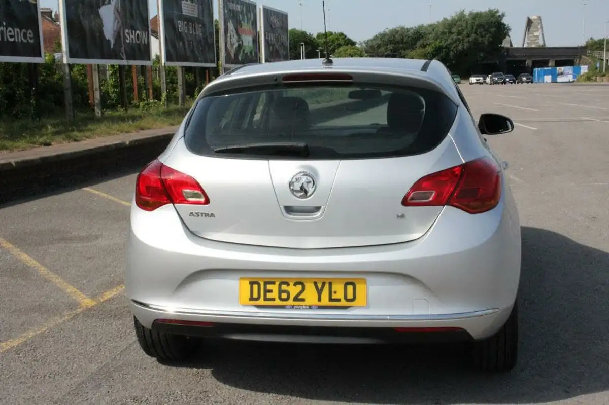 2012-vauxhall-astra-16-active-16v-vvt-big-7