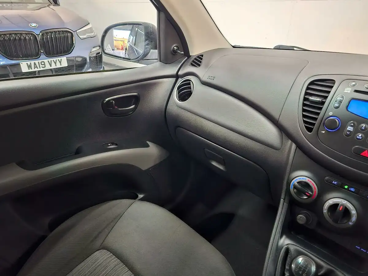 2012-hyundai-i10-12-classic-85bhp-big-76