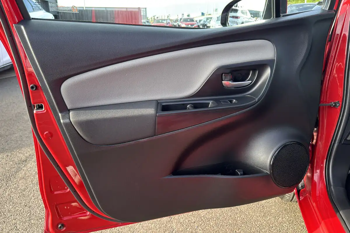 2018-toyota-yaris-15-vvt-i-icon-navi-hybrid-big-29