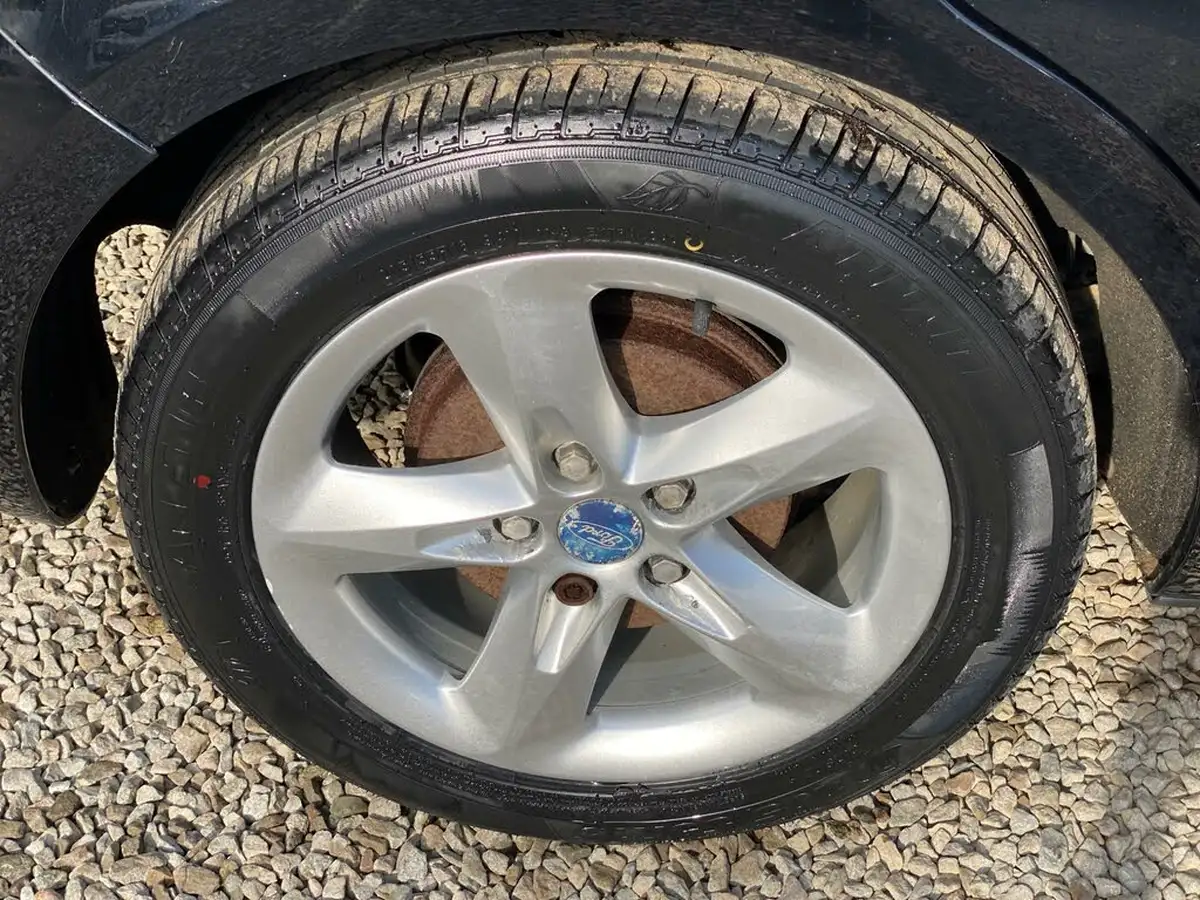 2010-ford-focus-16-zetec-hatchback-5d-big-17
