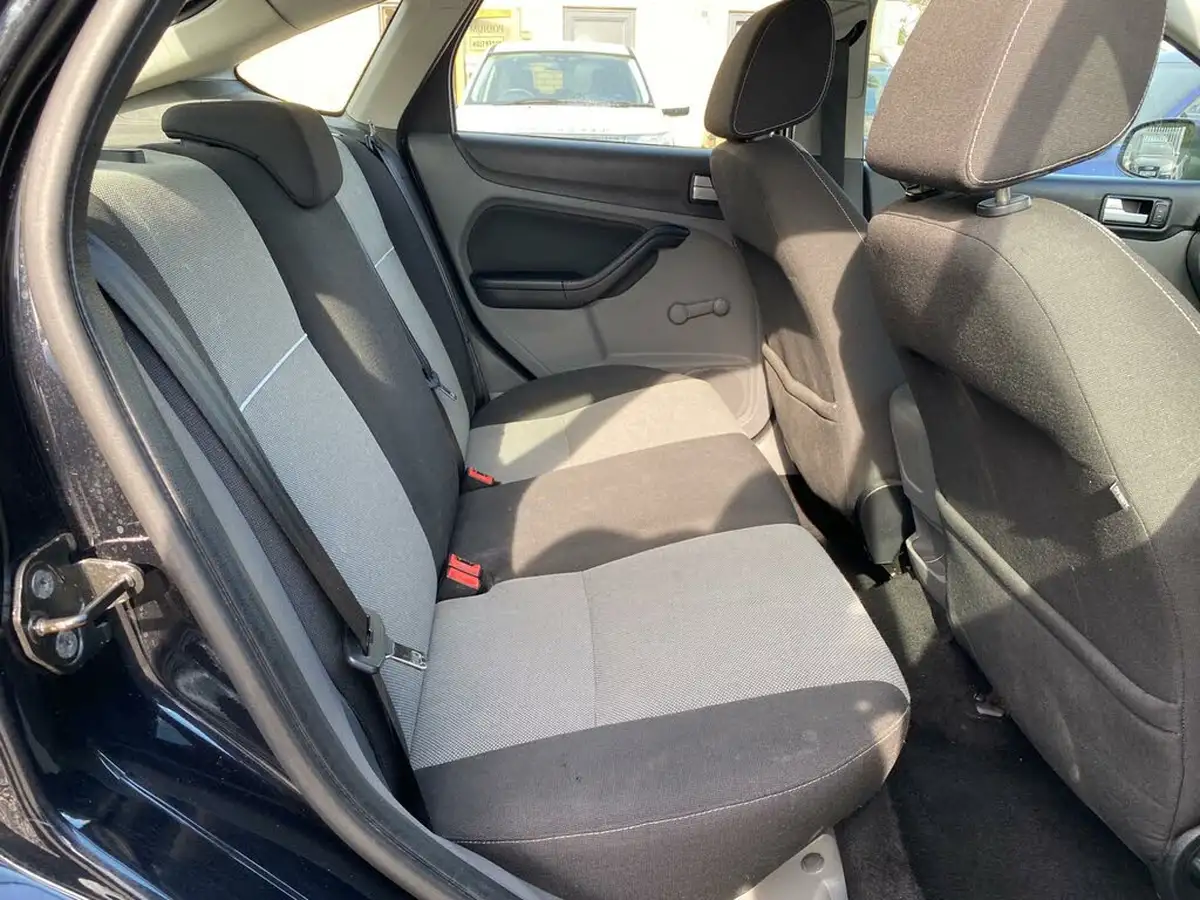 2010-ford-focus-16-zetec-hatchback-5d-big-41