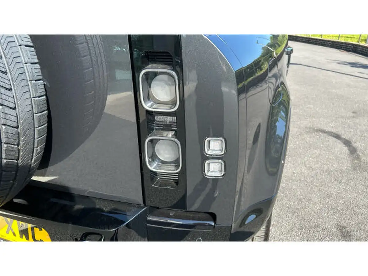 2025-land-rover-90-defender-50-p525-v8-5000cc-big-31
