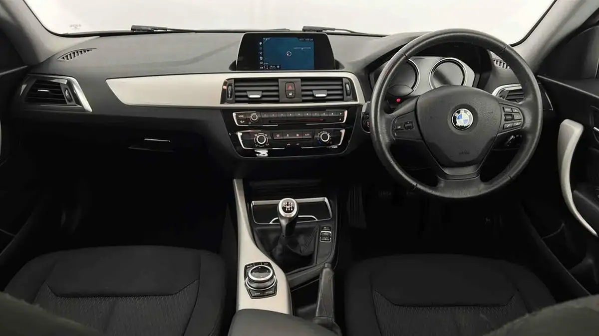 2017-bmw-1-series-20td-118d-se-3d-big-13