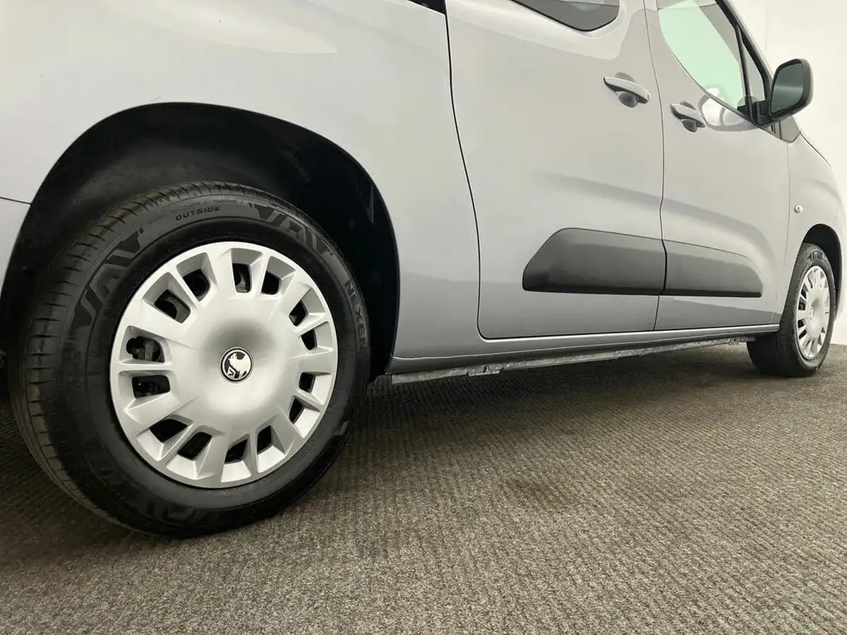2024-vauxhall-combo-life-e-design-xl-big-21