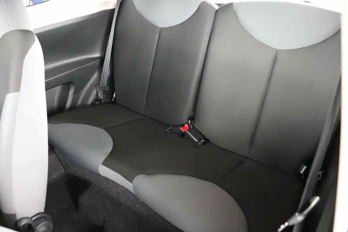 2013-peugeot-107-10-access-big-23