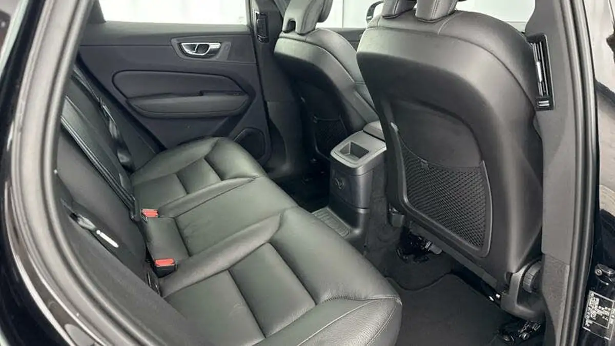 2021-volvo-xc60-20-t6-expression-big-16