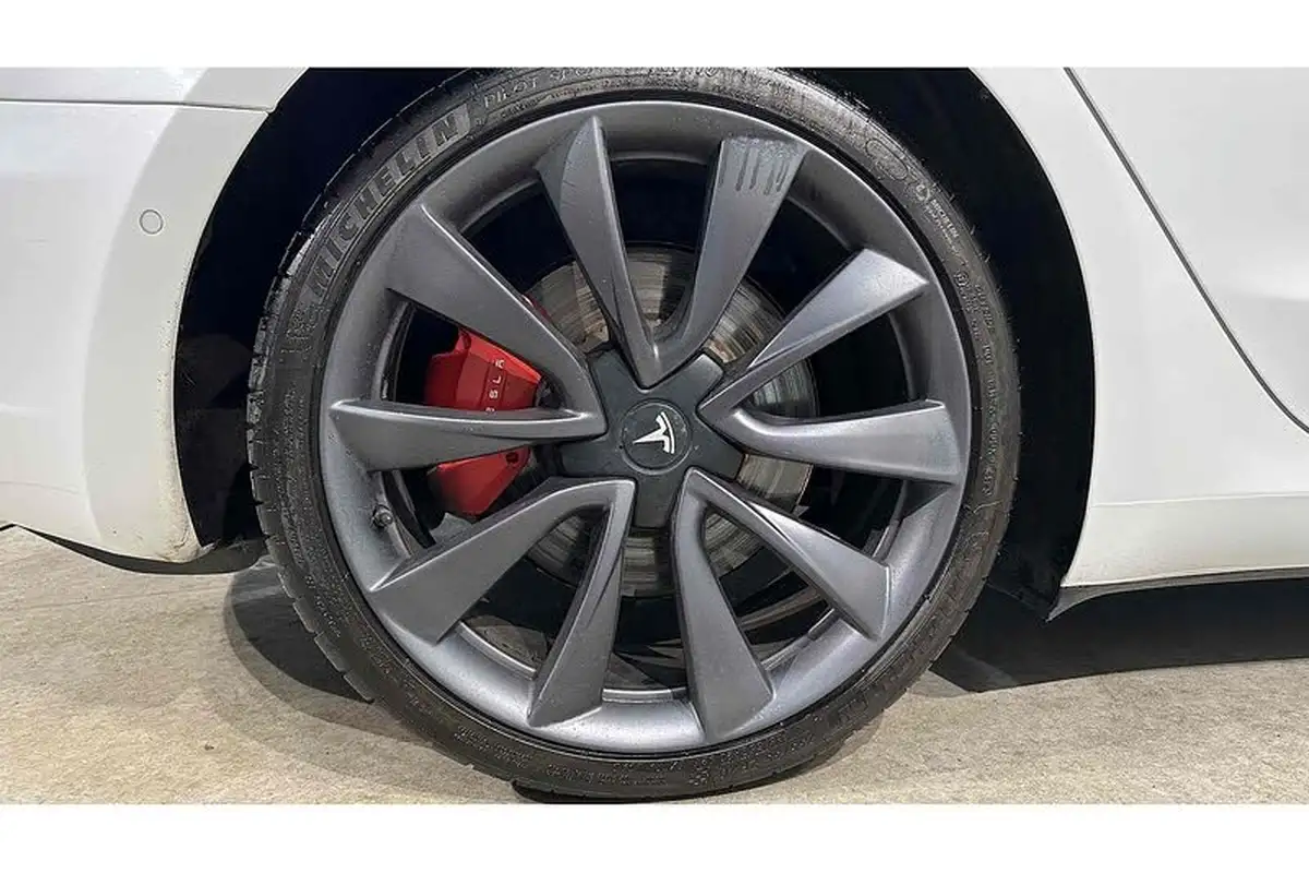 2020-tesla-model-3-e-performance-big-13