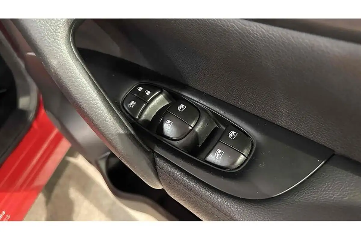 2018-nissan-qashqai-13-dig-t-visia-big-25